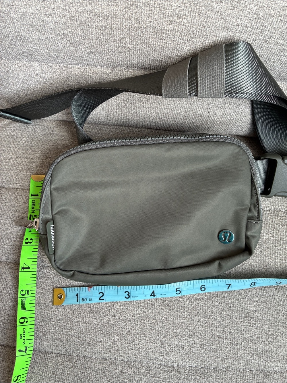 Lululemon 1L Everywhere Belt Bag (Olive or Gray) - Picture 11 of 12